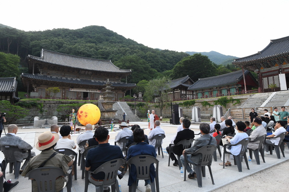 화엄사 보제루 앞마당에서 열린 ‘연화(蓮華)展 – 구도적 예술가’ 오프닝 행사