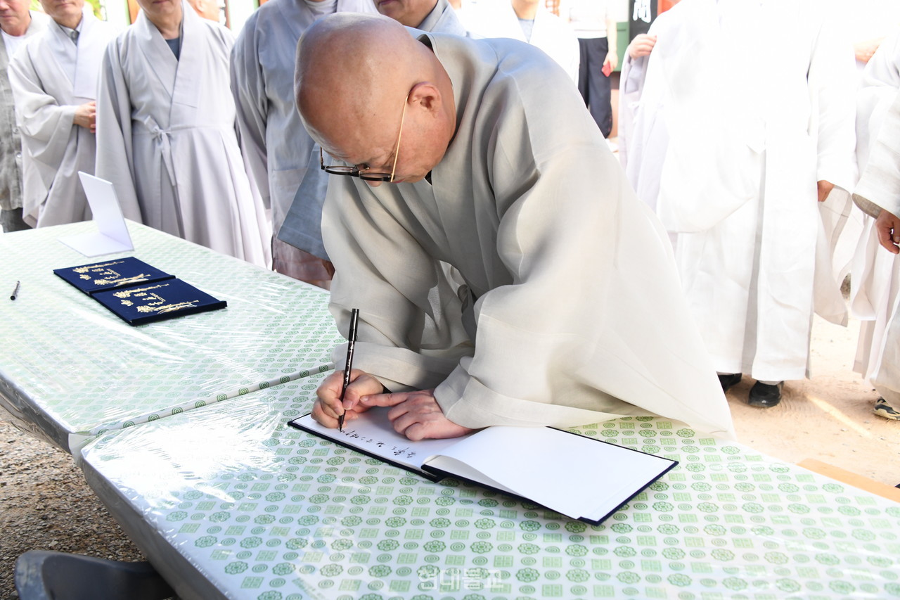 진우 스님은 방명록에 ‘무상(無常)도 원망스럽구나, 잠깐 쉬었다 오시오’라고 적으며 안타까움을 표했다.