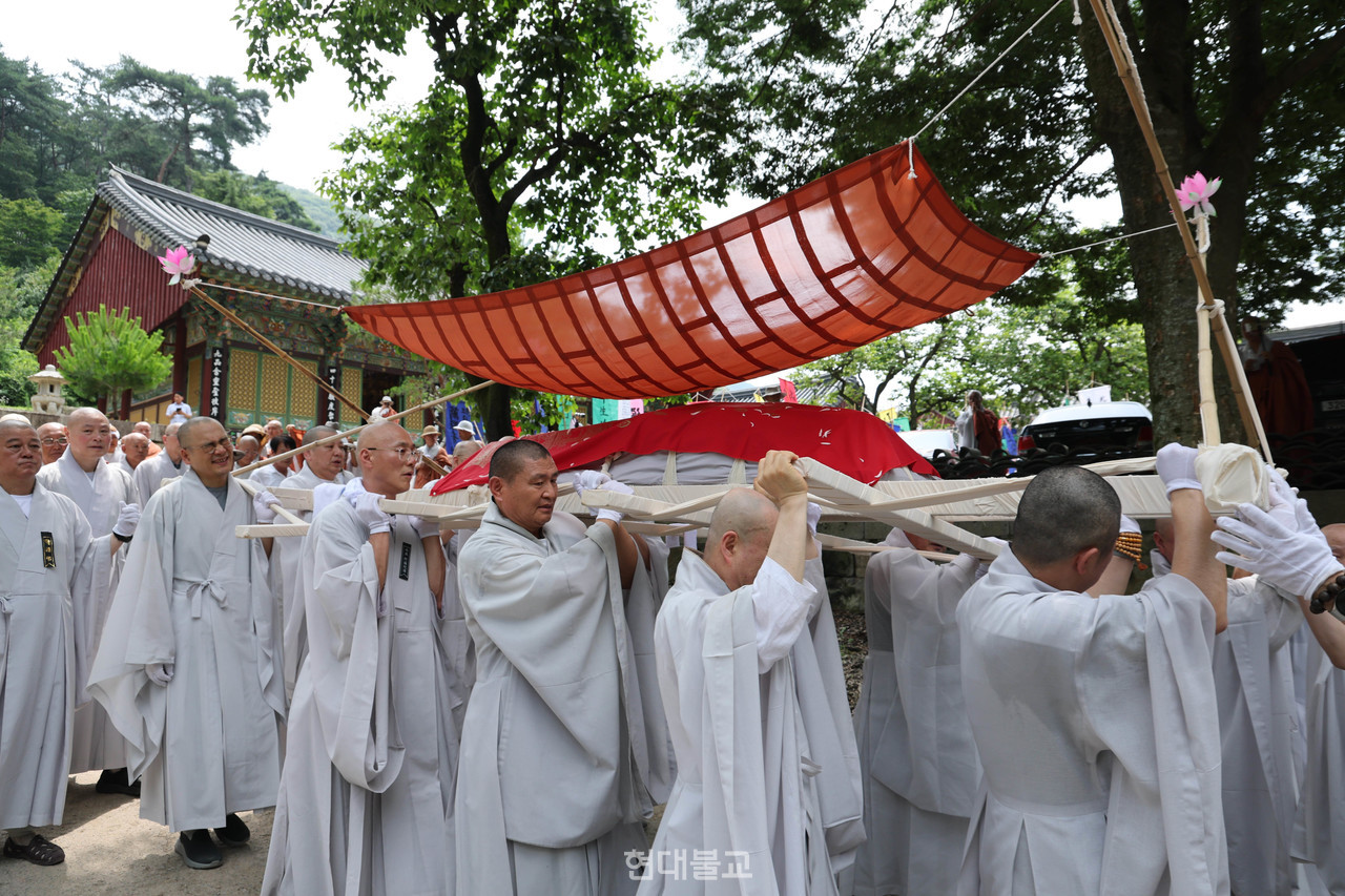 영결식 후 만당 스님의 법구가 연화대 다비장으로 이운되고 있다.