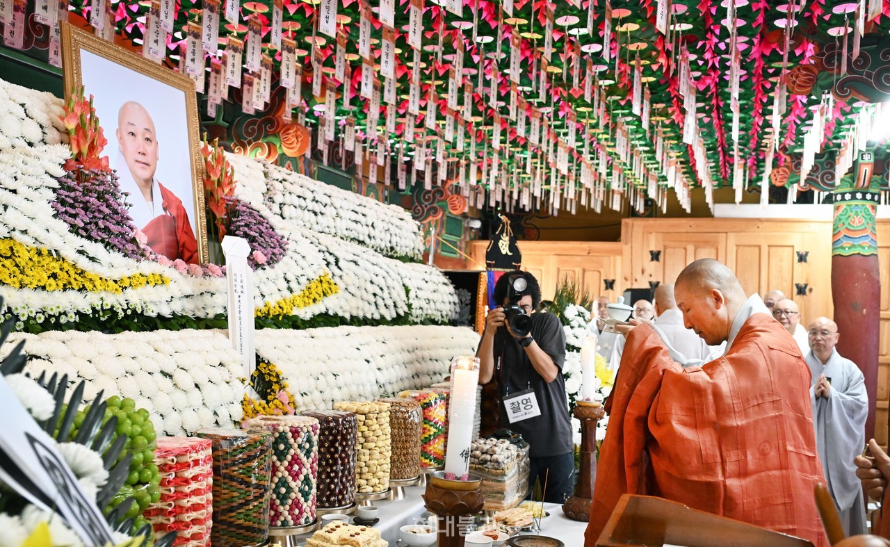 조계종 중앙종회의장 주경 스님이 만당 스님 영결식에서 헌다하고 있다.