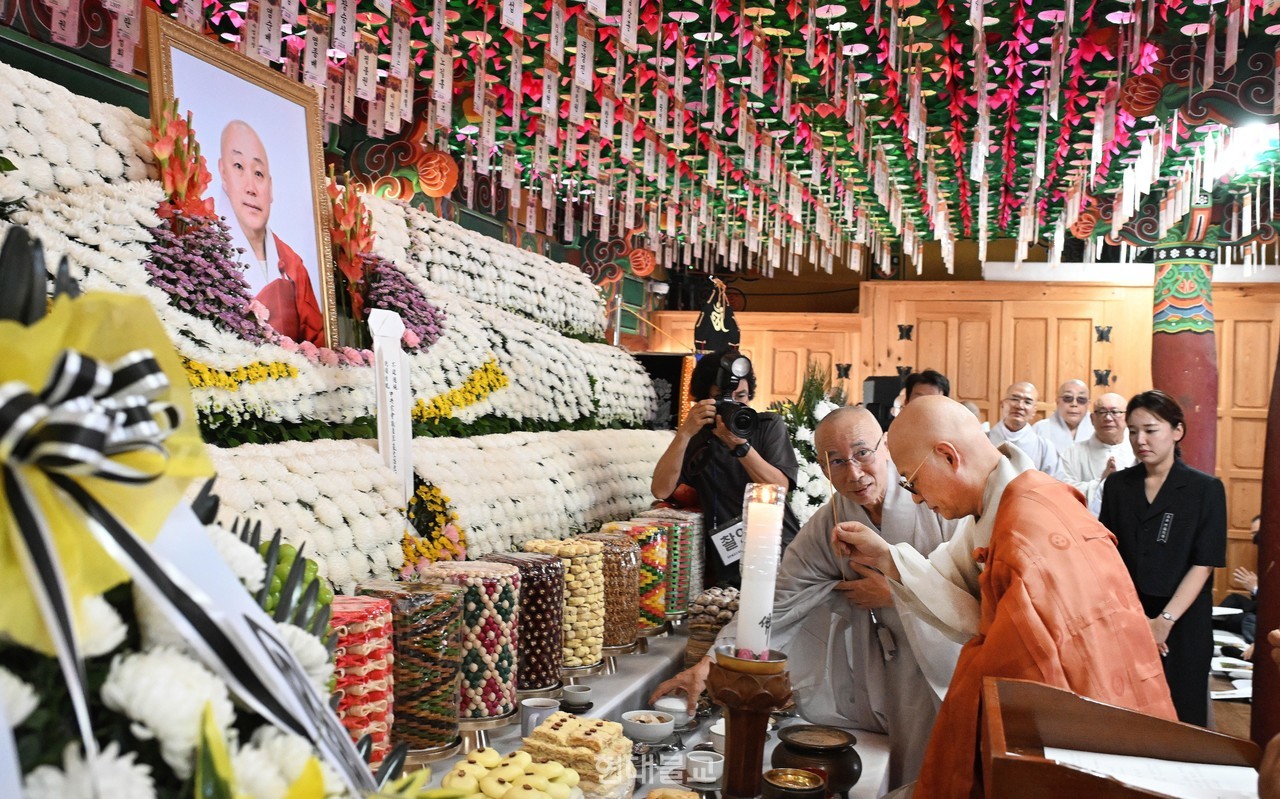 조계종 총무원장 진 우스님이 만당 스님 영결식에서 헌향 하고 있다.