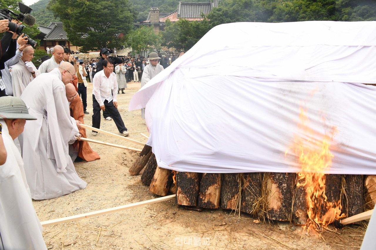 만당 스님 다비. 출가 사문으로서 평생을 종단 및 한국불교 발전과 불갑사 일신에 매진했던 만당 스님은 지수화풍으로 돌아갔다. 