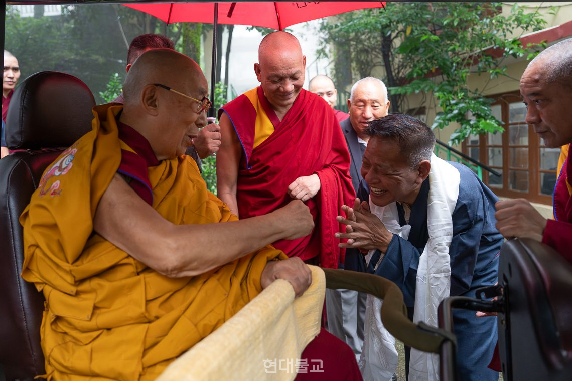 지난 5일 다람살라에서 봉행된 구순 기념 법회에서 티베트 망명정부 총리 뺀빠체링과 인사하는 달라이라마. 사진출처=달라이라마 사무국