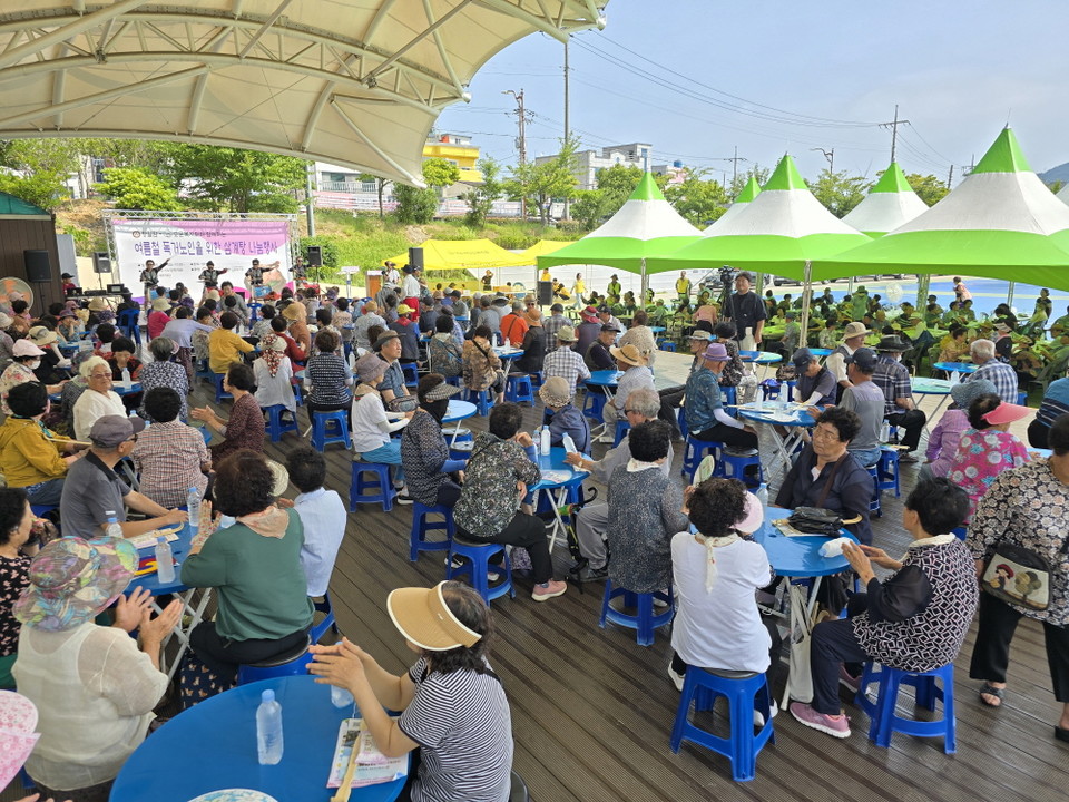 사회복지법인 보문복지회는 매년 여름에 지역 어르신들을 위한 보양식을 전달하고 있다.
