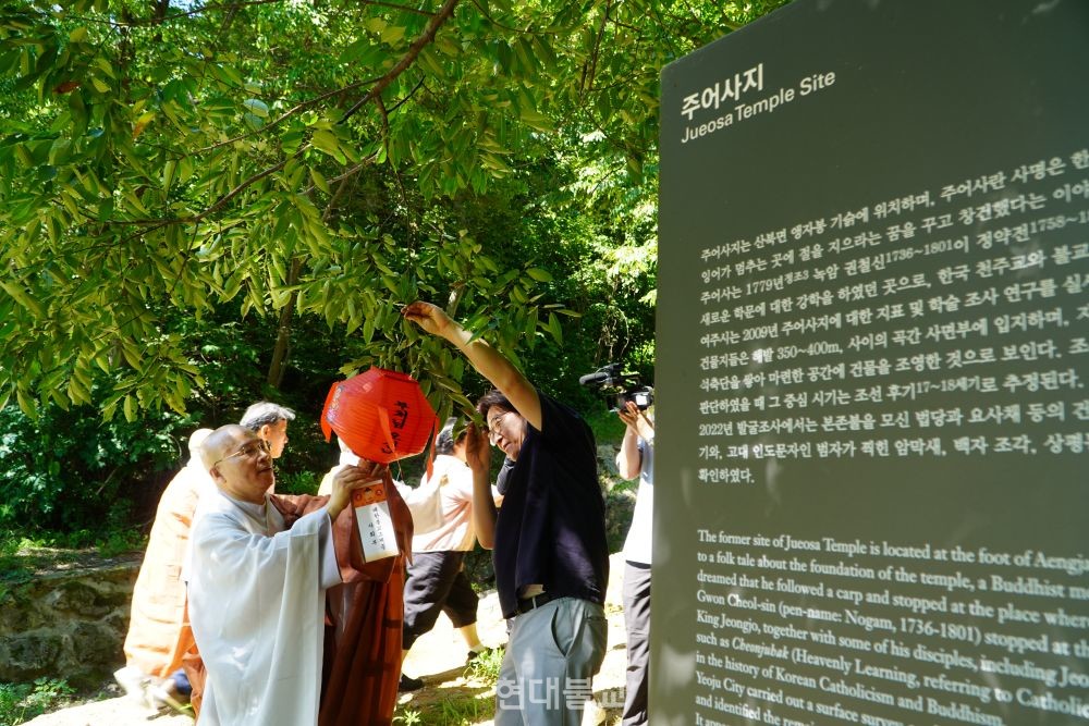 주어사지 경내에 축하 연등을 다는 사회부장 진경 스님과 이길수 대불청 회장