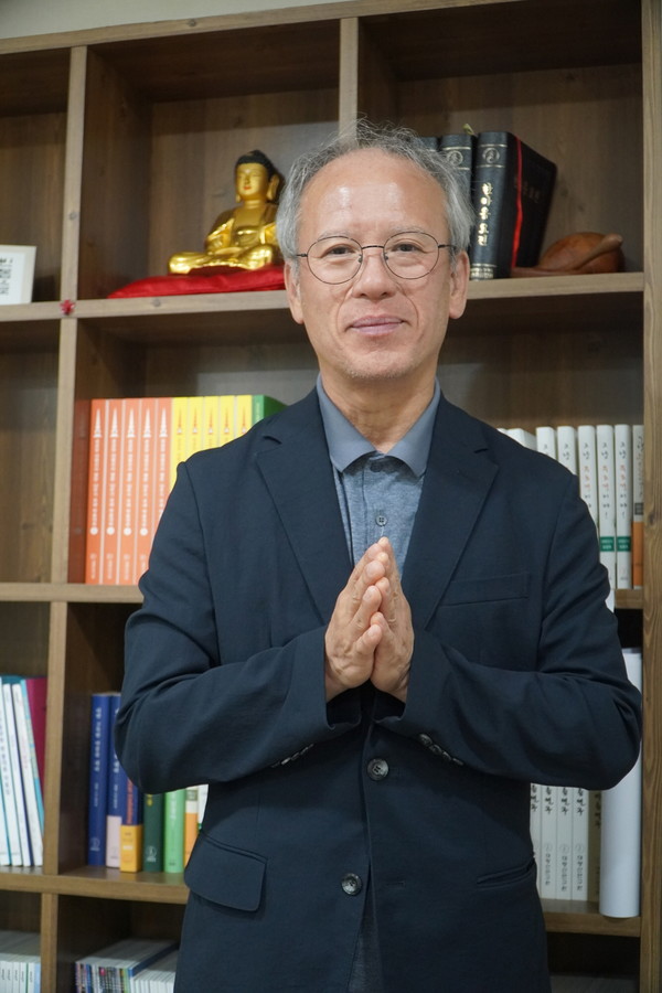 이종만 대표는… 1959년 서울 출생. 서울 보성고 재학시절 브라스밴드에서 음악의 기초를 쌓았다. 대학 진학 대신 생업을 선택해 레스토랑에서 통기타 가수로 공연하던 중 지인의 소개로 포크노래모임 ‘참새를 태운 잠수함’에서 활동하다가 해군 군악대에 입대했다. 제대 후 1988년 ‘음악이 생의 전부는 아니겠지만’을 타이틀곡으로 한 1집 앨범 ‘이종만’으로 데뷔하고 4집까지 발표하며 대중가수로 입지를 다졌다. 이후 조계사에서 만난 황학현 씨에게 찬불가 작곡을 요청받은 게 인연이 돼 불교음악인으로 30여 년을 살았다. 좋은벗 풍경소리를 이끌며 30년 동안 찬불동요·대중 찬불가 음반을 60집 발간했다. 앨범 수록곡만 700여 곡에 달한다. 