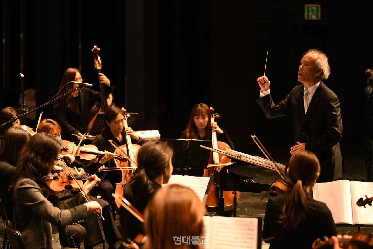 뉴트리팝스 오케스트라 공연에서 지휘하고 있는 이종만 대표 모습.