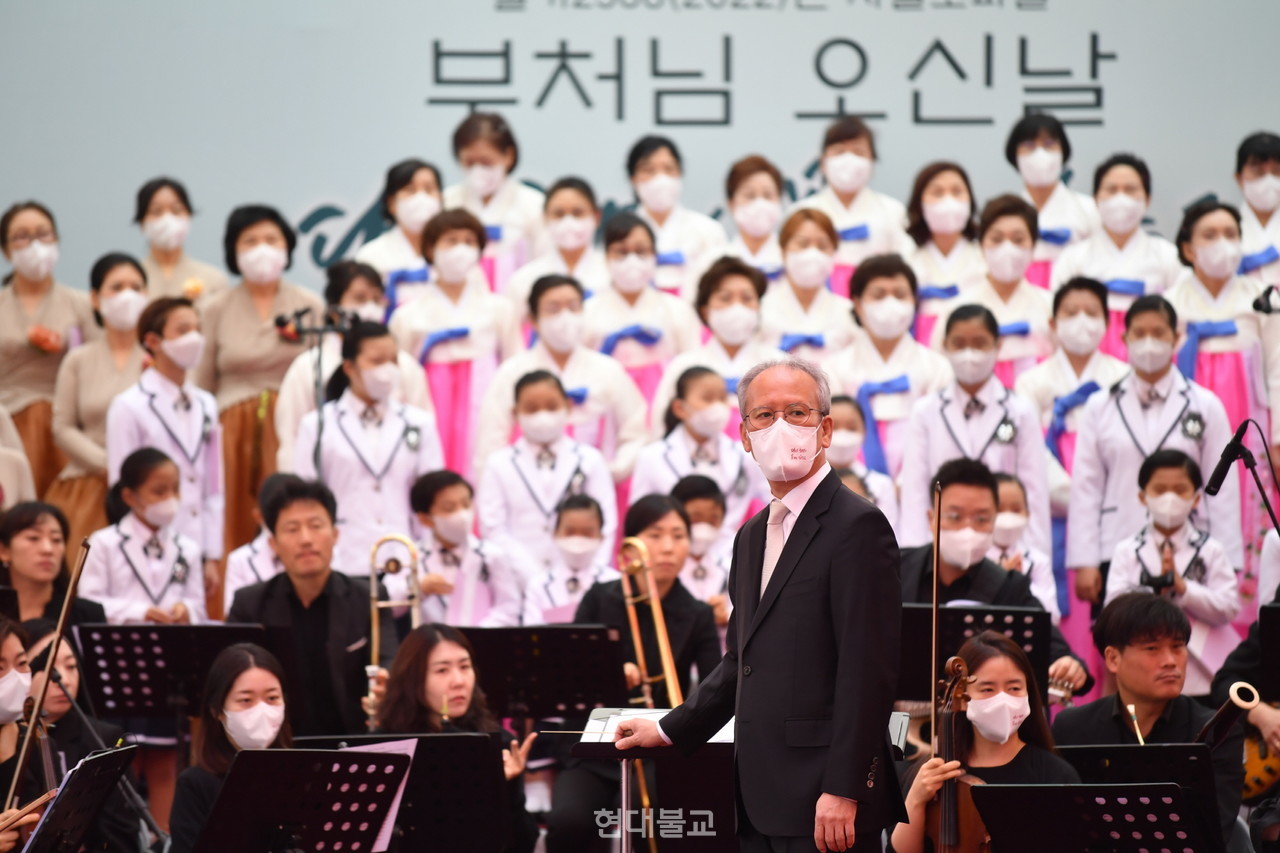 부처님오신날 봉축법요식에서 합창 지휘를 준비 중인 이종만 대표. 