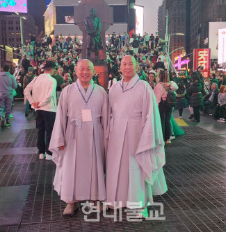지난해 10월 전통불교문화교류를 위해 미국을 방문한 만당 스님(사진 왼쪽)과 도심 스님.