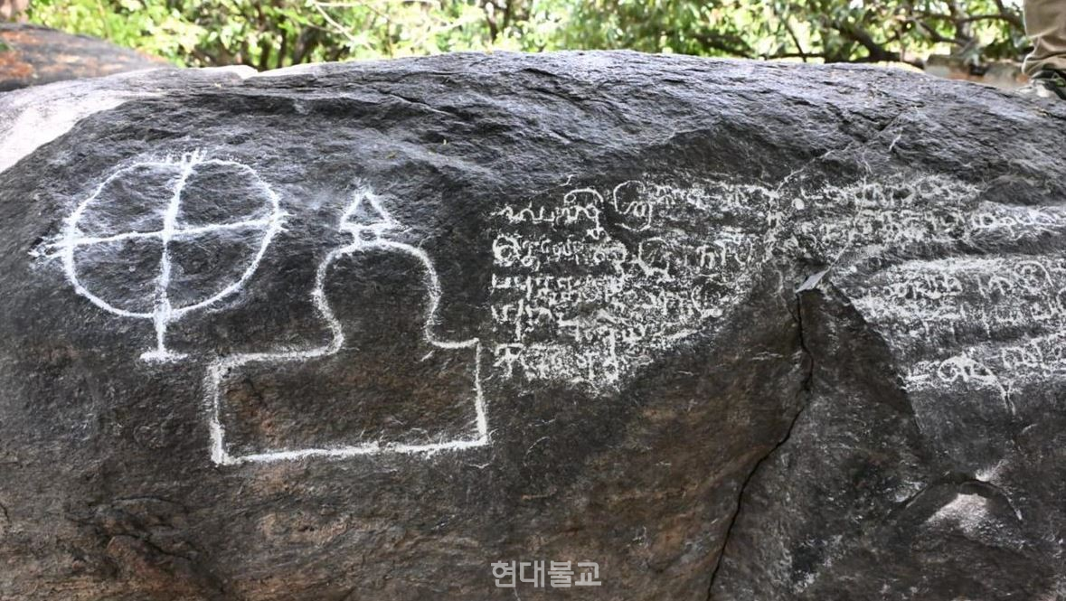 크리슈나기리 지구에서 발견된 13세기의 불교비문. 사진출처=더힌두