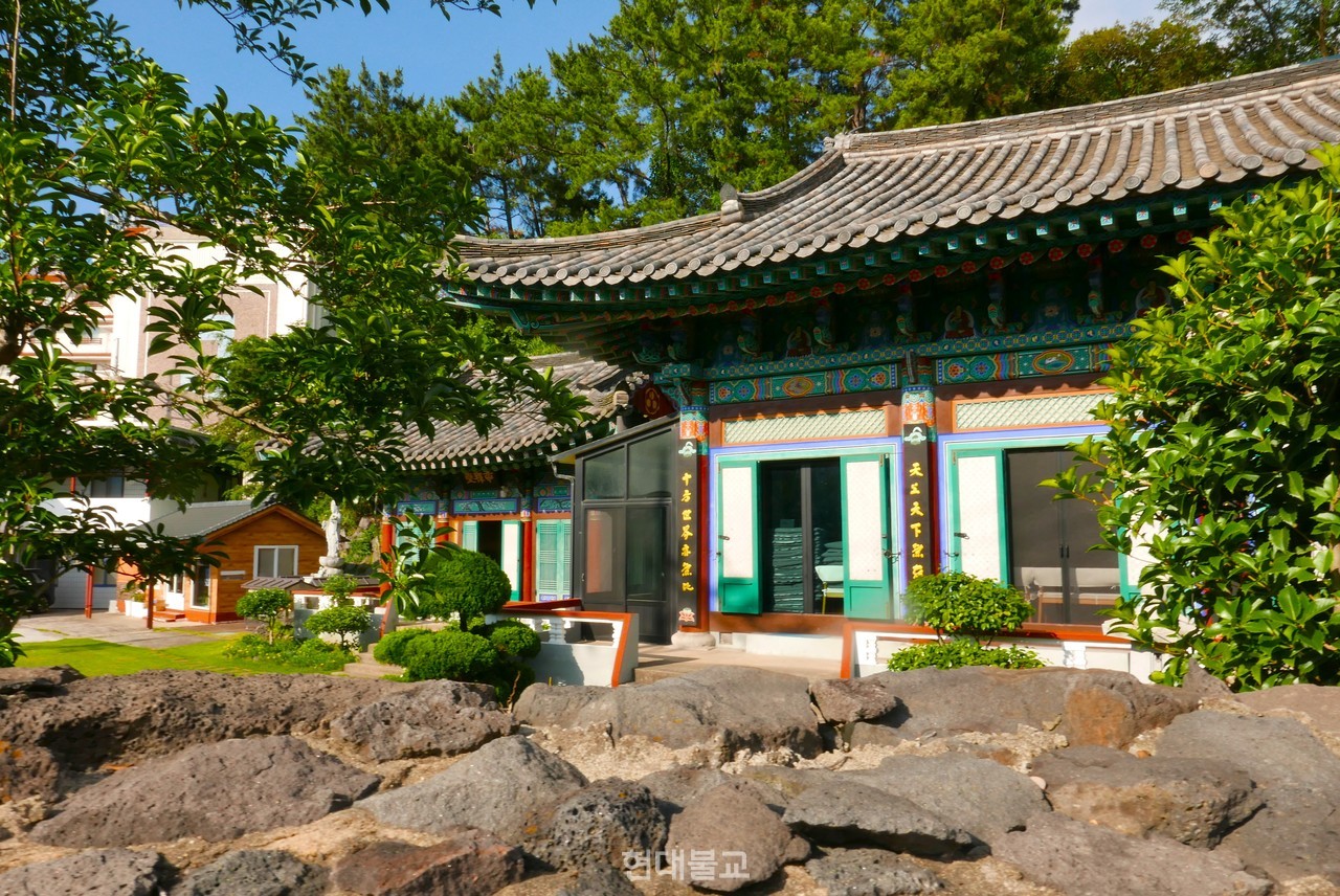 돌담 너머로 본 제석사.