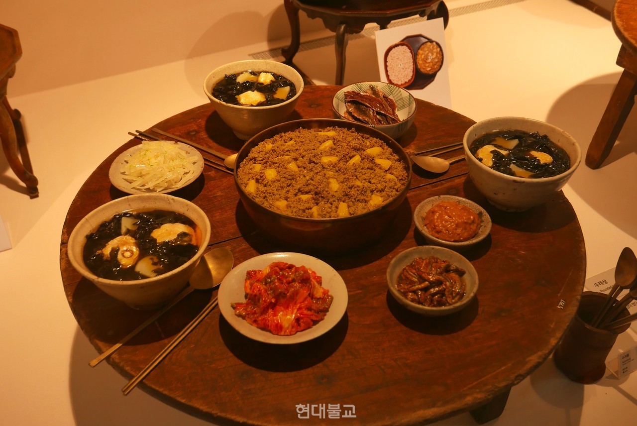 제주민속자연사박물관에 전시된 제주 밥상.