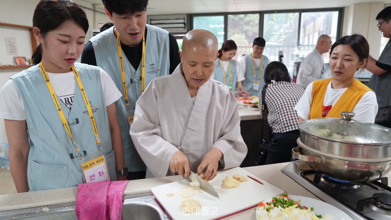 선재 스님과 함께하는 사찰음식 만들기 체험을 진행하는 모습. 사진 제공=조계종사회복지재단