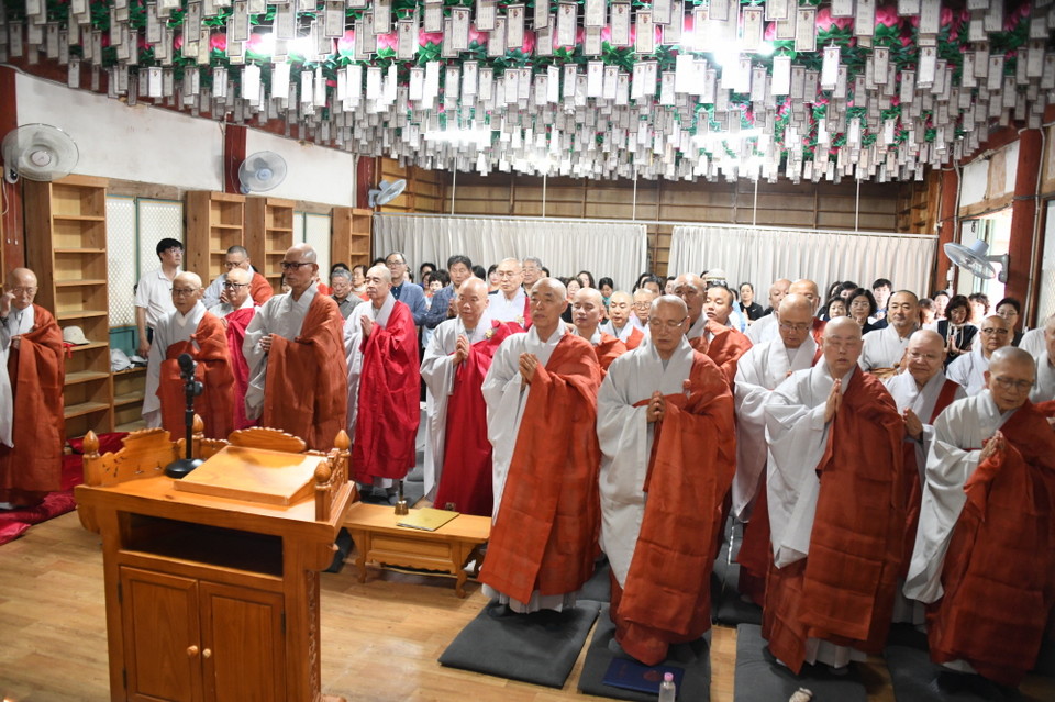 추모 다례재에는 종정 홍파 스님을 비롯해 종단 관계자와 선암사, 신도 등이 동참했다.