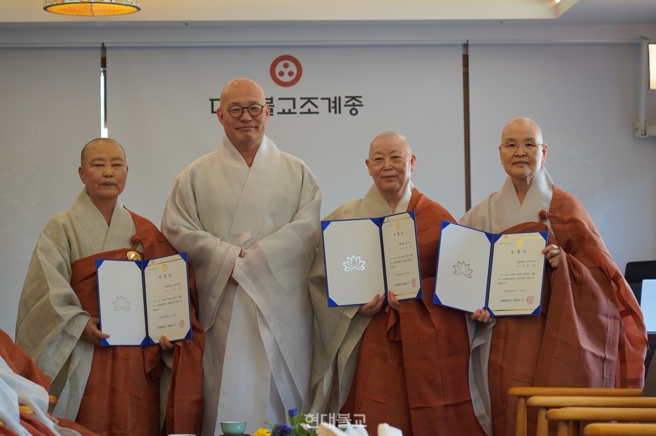 조계종 총무원장 진우 스님은 7월 23일  ‘법계위원회 비구니 위원 위촉식’을 갖고 본각·계호·광용 스님에게 위촉장을 수여했다. 사진 왼쪽부터 본각 스님, 진우 스님, 계호 스님, 광용 스님.