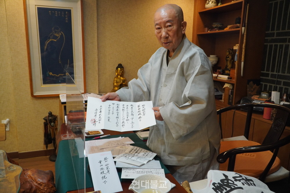 그간 일본 불교계에서 보내온 편지를 보여주고 있는 홍파 스님.