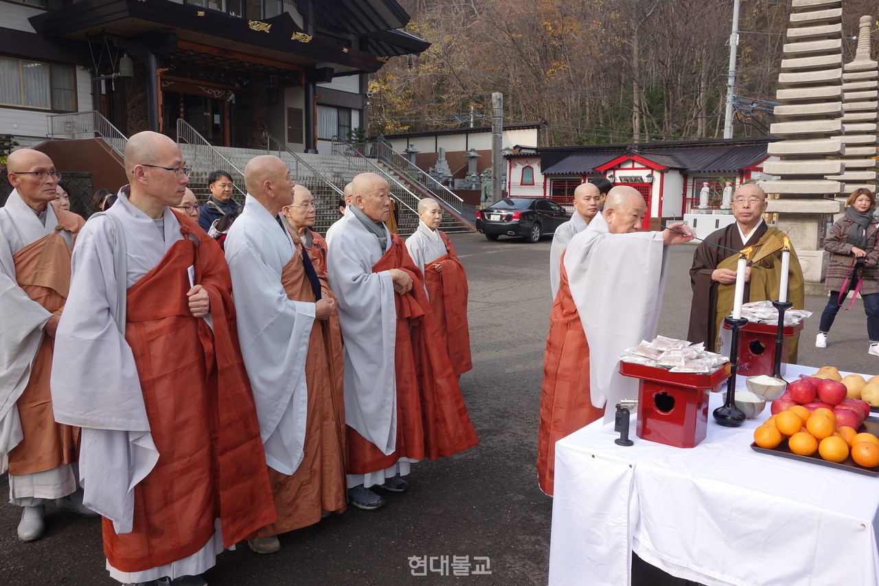 2018년에는 강제 징용자 816기의 유골과 위패가 봉안된 홋카이도 삿포로시 약왕사를 찾아 ‘홋카이도 무명 희생자 추모비’를 참배했다.