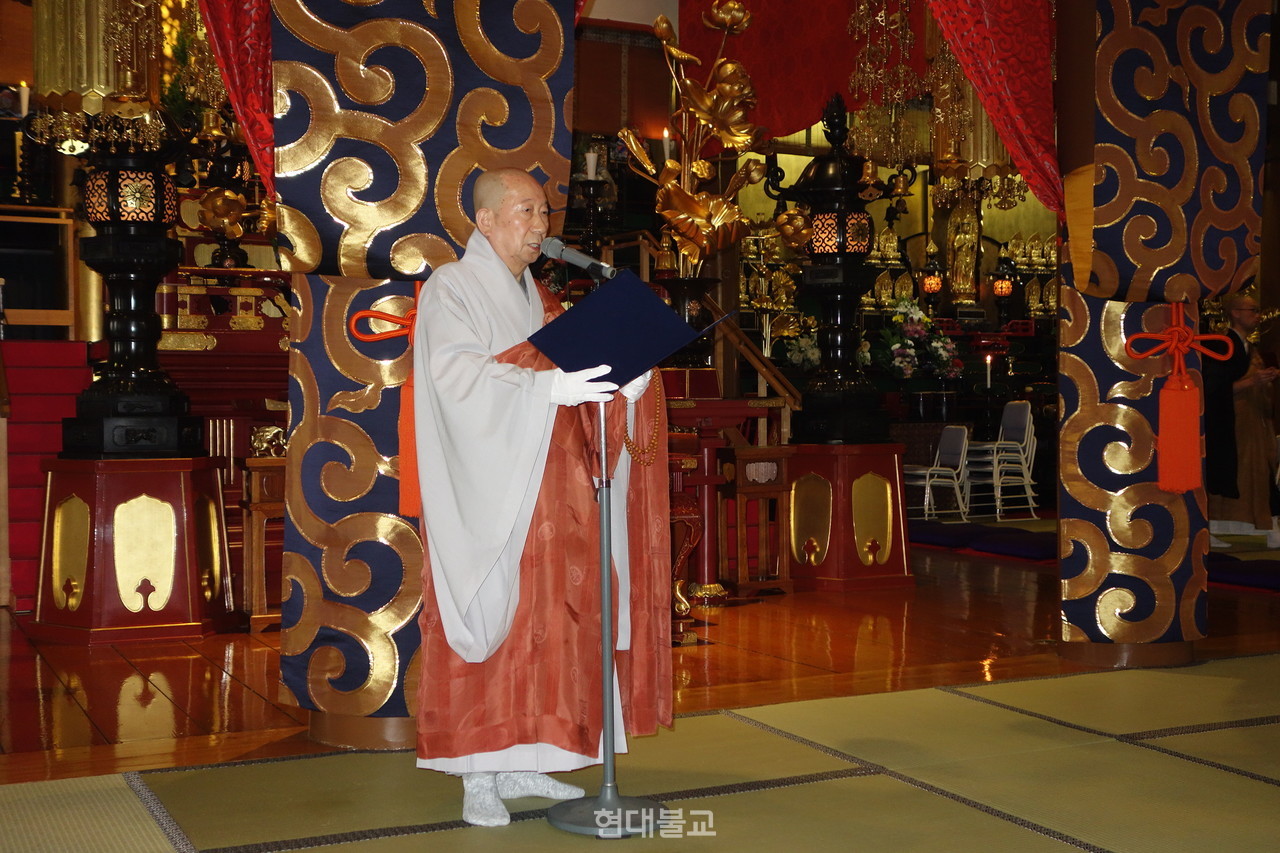 2018년 홋카이도 중앙사에서 열린 ‘일제강점기 강제 징용 희생자들을 위한 합동 추모재’에서 홍파 스님이 발언을 하고 있다.