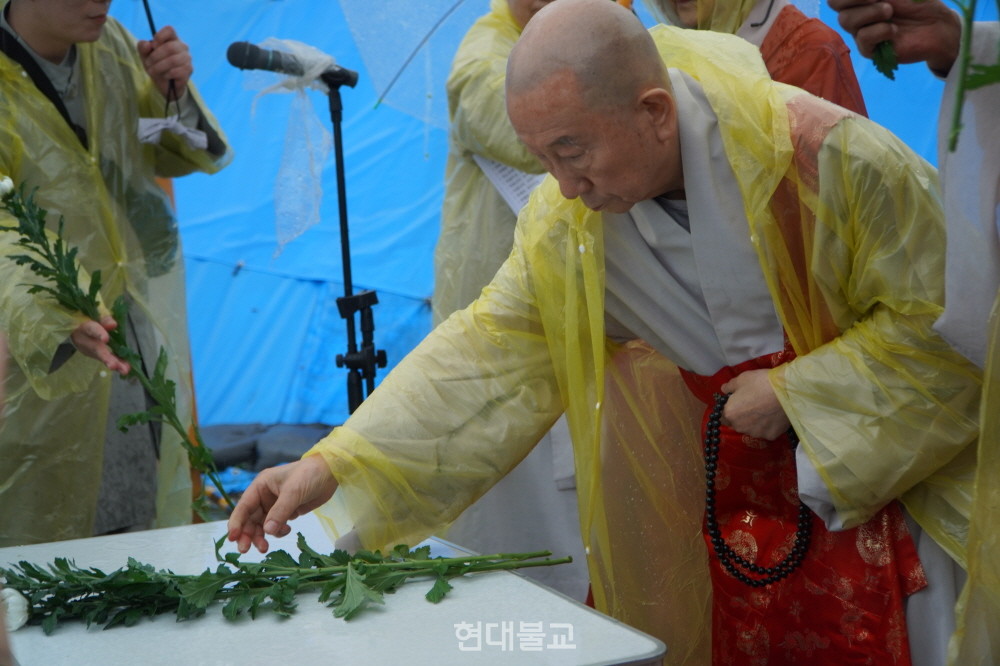 관음종이 올해 5월 24일 일본 야마구치현 우베시 문화시설 남여공동참화센터에서 봉행한 ‘일제강점기 조세이탄광 수몰사고 83주기 희생자 위령재’에서 헌화하고 있는 홍파 스님.