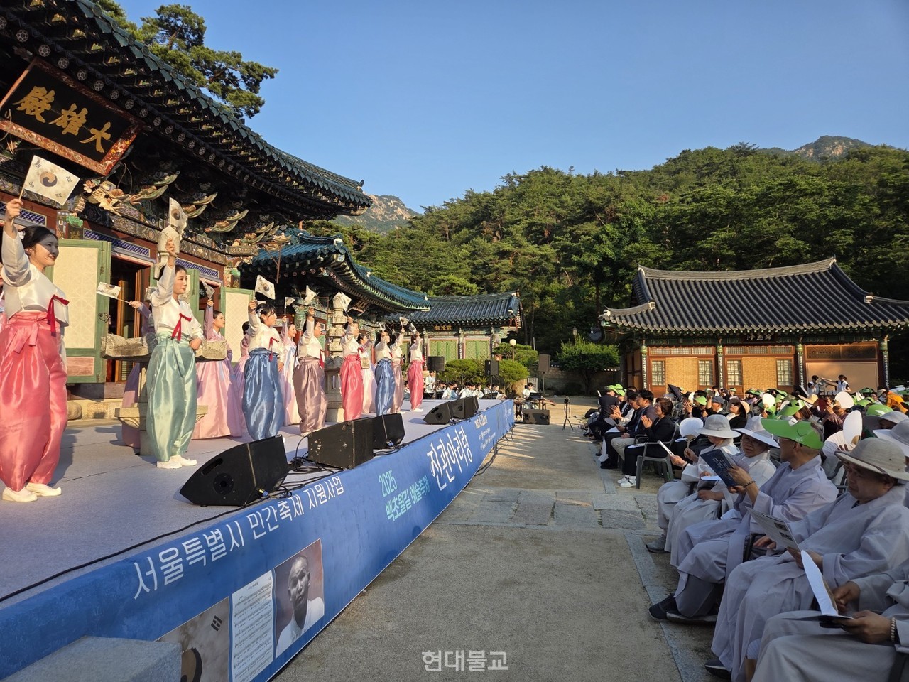 백초월 스님 추모 합창곡 ‘진관아리랑’ 초연 모습.