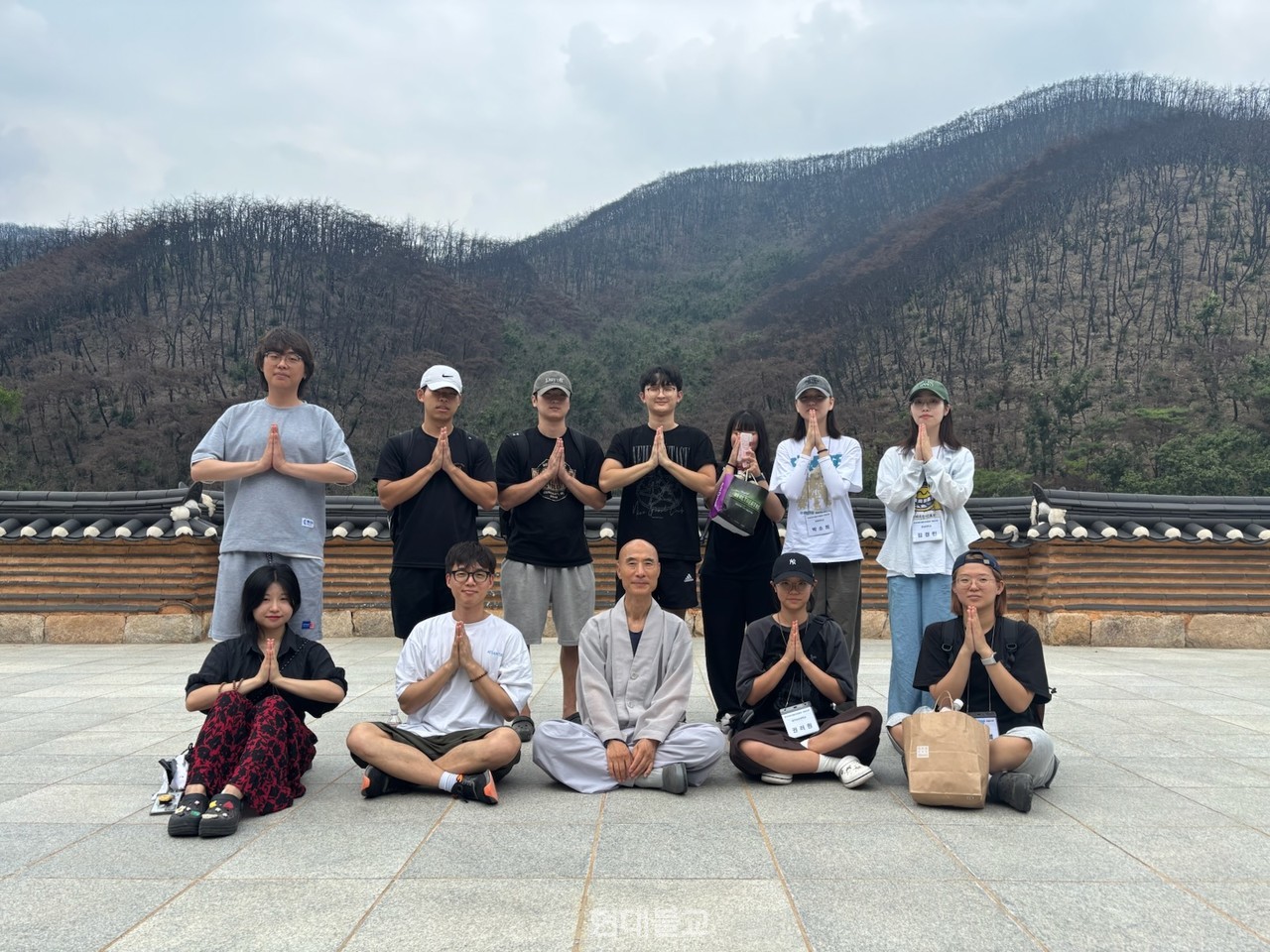 KBUF 한국대학생불교연합회 대경지부는 8월 2~3일 의성 고운사에서 화재 피해 복구와 일상 회복을 위한 자원봉사 활동을 펼쳤다. 고운사 주지 등운 스님과 기념촬영을 하는 대학생 불자들.