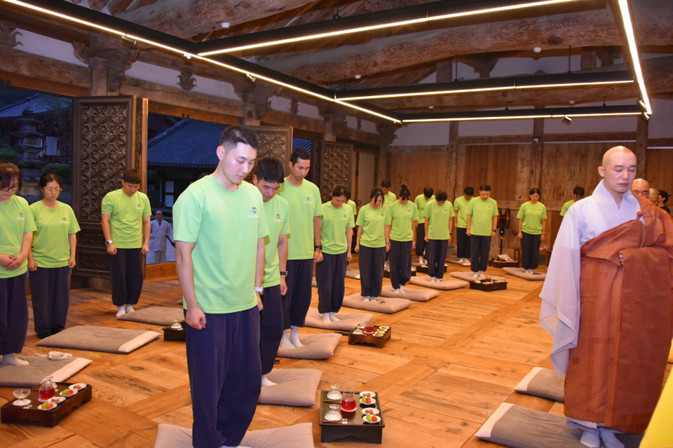 참석한 해군 장병들과 화엄사 스님들이 '석주관 전투' 희생자들을 추모하며 묵념을 올리고 있다.