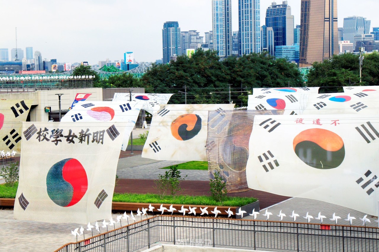 ‘역사 속의 태극기展'에 전시된 진관사 태극기(사진 가운데).