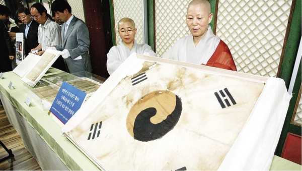 진관사 태극기는 2009년 5월 발견돼 그해 8월 공개됐다. 사진은 기자간담회에서 진관사 태극기를 소개하고 있는 당시 진관사 주지 계호 스님(사진 오른쪽)과 총무 법해 스님.  