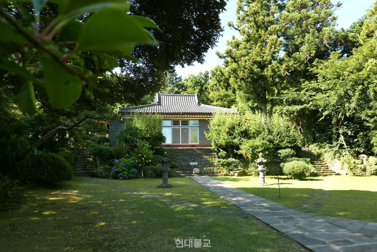  제주 남국사 전경. 1980년대에 이르러 온전히 자리를 잡은 남국사 도량의 모습은 여느 사찰과는 다르다.