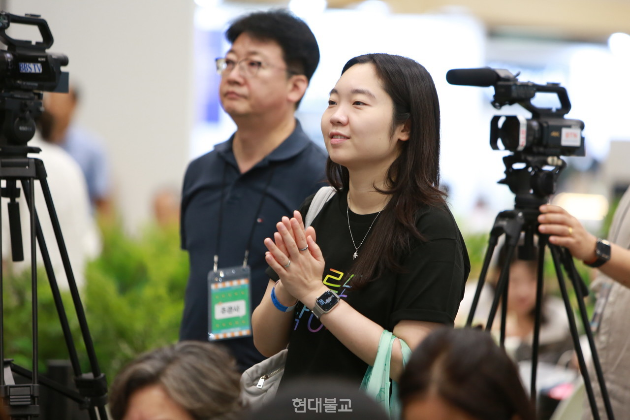 객석에는 다양한 연령대의 일반 관람객들이 자리해 높은 참여도를 보였다.