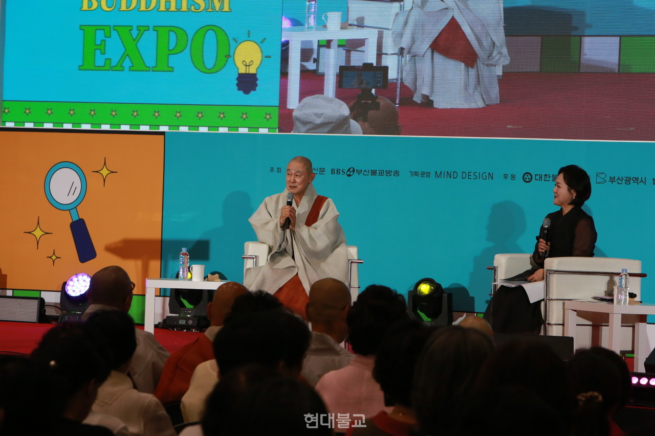 금정총림 범어사 방장 정여 대종사가 8월 8일 ‘깨끗한 마음’을 주제로 법문을 펼치며 ‘2025부산국제불교박람회’ 대표 무대 프로그램인 ‘담마토크’의 막을 열었다.