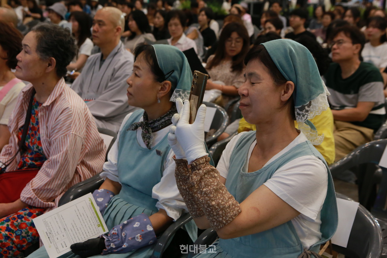 사찰음식 시연을 보고 있는 참가자들의 모습