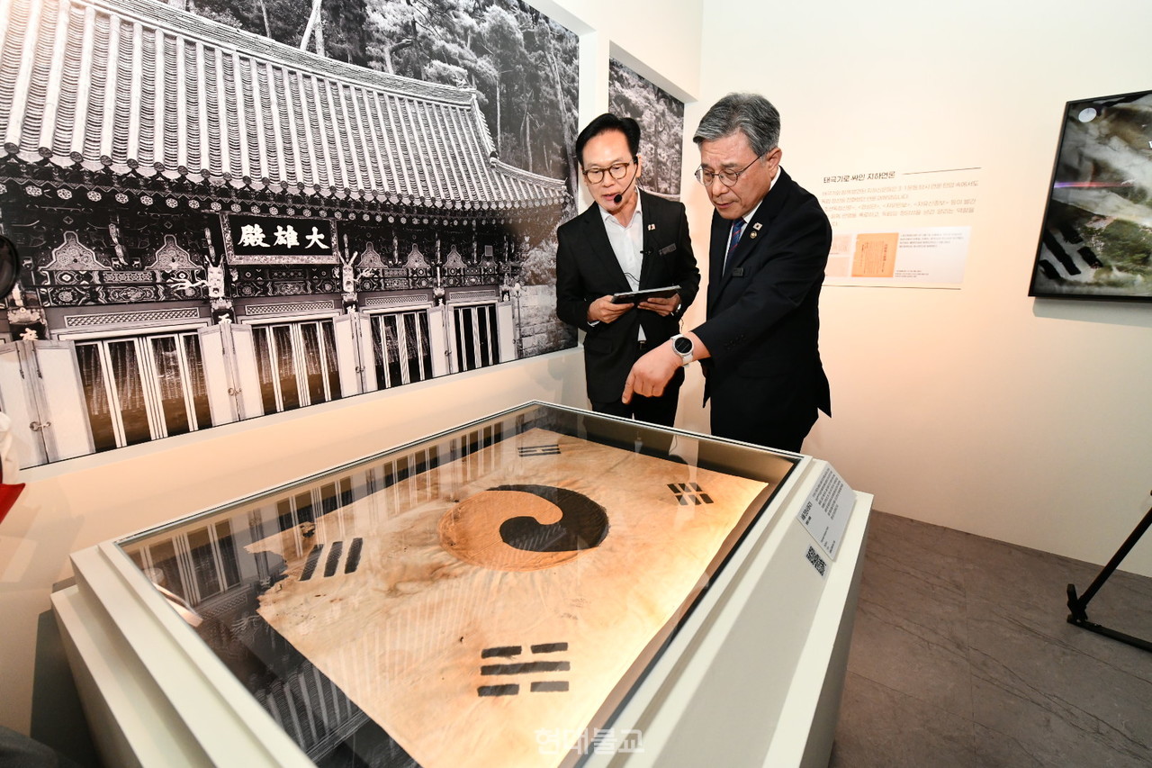 허민 국가유산청장이 전시에 앞서 진관사 태극기 등의 전시 유물을 살펴보고 있다. 사진=국가유산청