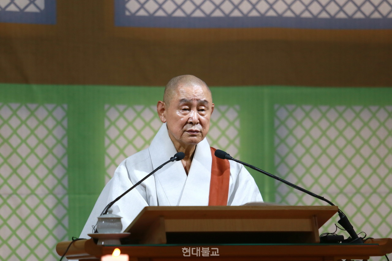 정여 스님은 법어에서 올해 유난히 더웠던 날씨 속에서도 묵묵히 정진한 대중의 노고를 치하하며 “무명과 실상은 본래 둘이 아니며, 깨달음의 세계에서는 망상과 진리를 따로 구분하지 않는다”고 설했다.