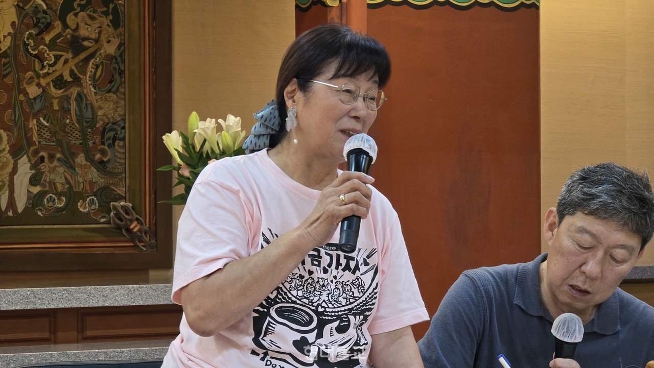 이노우에 요코 새기는회 회장이 경과를 설명하고 있다. 