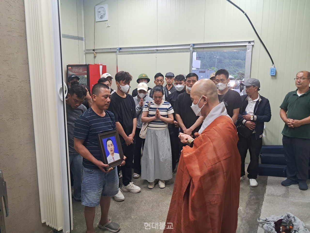 사노위원 스님 시경 스님이 8월 11일 고흥의 한 새우양식장에서 감전사로 숨진 이주노동자의 장례식장을 조문하고 안치실에서 약식 극락왕생 기도를 올리고 있다.