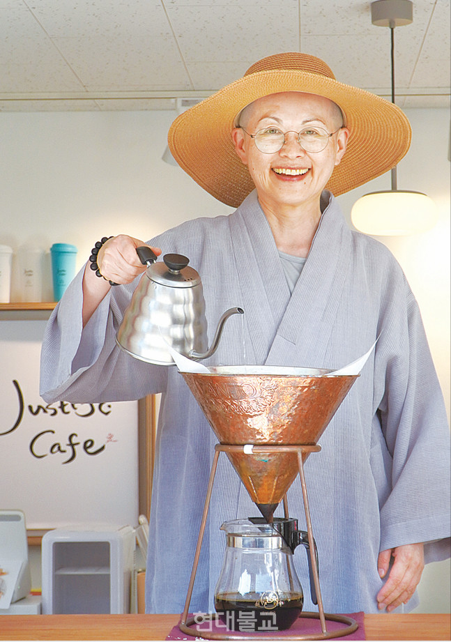 법여 스님은 가슴에 새기는 경전 한 구절로 〈금강경〉의 ‘응무소주 이생기심(應無所住 而生其心)’을 꼽았다. 일상생활에서 집착없이 유연하게 대응하는 태도를 강조한 스님은 “다양한 상황에 부딪히다보면 힘이 들겠지만 생각, 감정, 느낌을 ‘나’라고 붙들지 않는다면 분별심을 극복하고 본래심으로 회복할 수 있다”고 말했다.