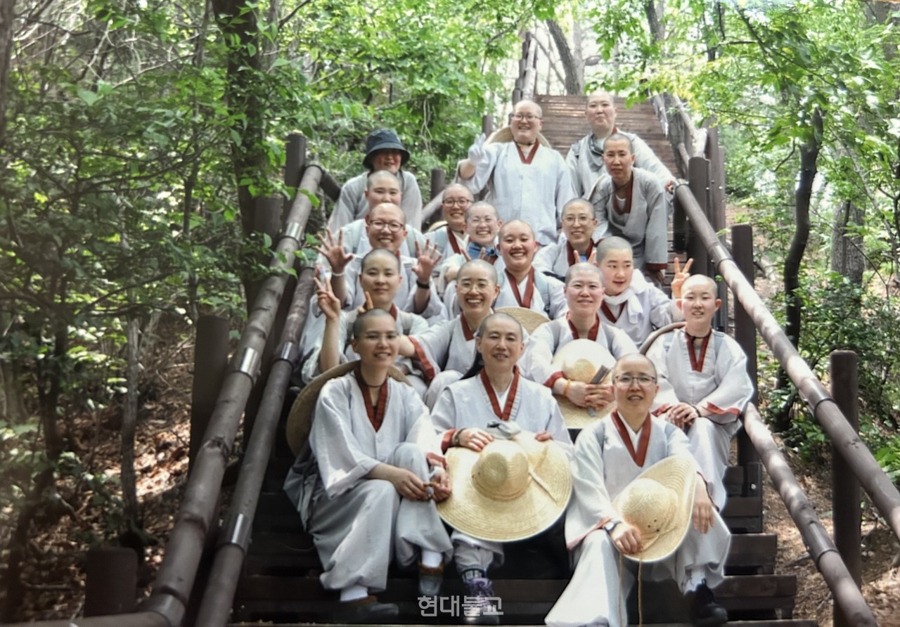 운문사승가대학 도반들과 함께. 사진제공=법여 스님 
