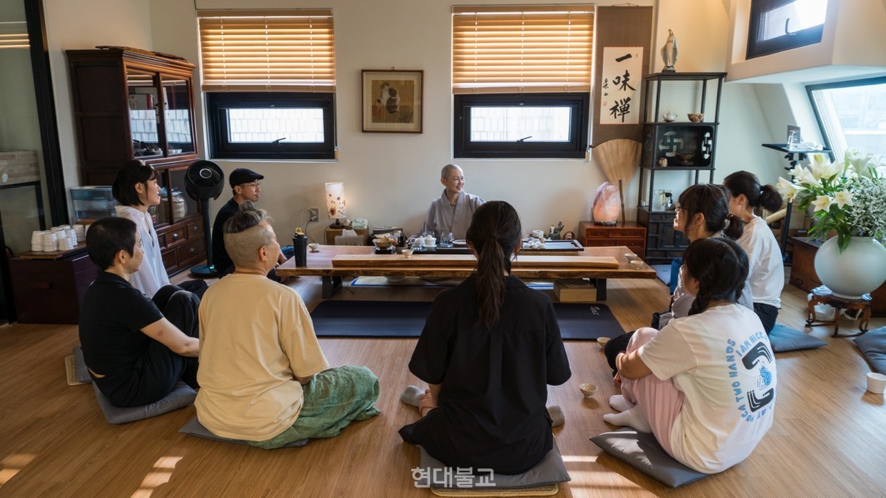 스님은 청년들과 차를 마시고 이야기 나누는 시간을 자주 가지려 노력한다. 사진제공=법여 스님