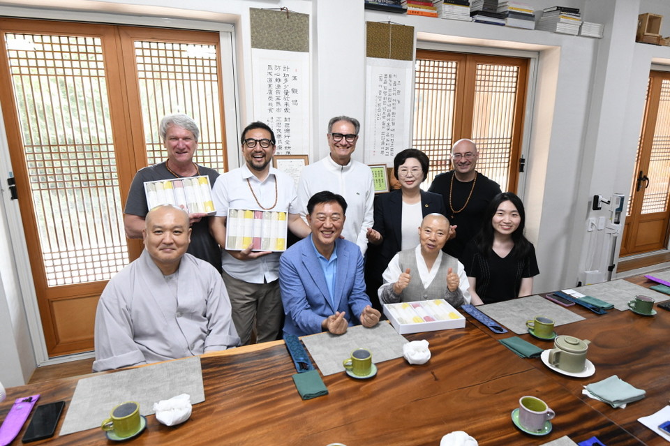 사찰음식 국제화를 위한 학술심포지엄에 참가하는 세계적 음식학자들이 8월 16일 백양사와 천진암을 방문해 불교를 체험했다.