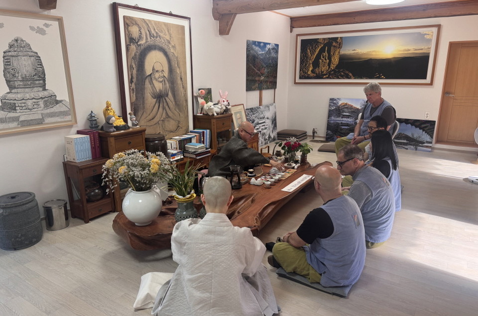 참가자들은 백양사 주지 무공 스님과 함께 차담 시간을 가졌다.