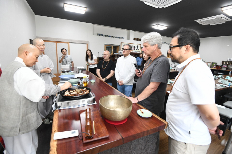 사찰음식명장 정관 스님과 함께 조청표고버섯 요리를 체험했다.