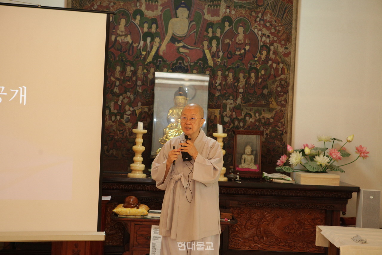 국일암 주지 명법 스님이 기자간담회에서  인법당의 문화재적 가치를 강조했다.