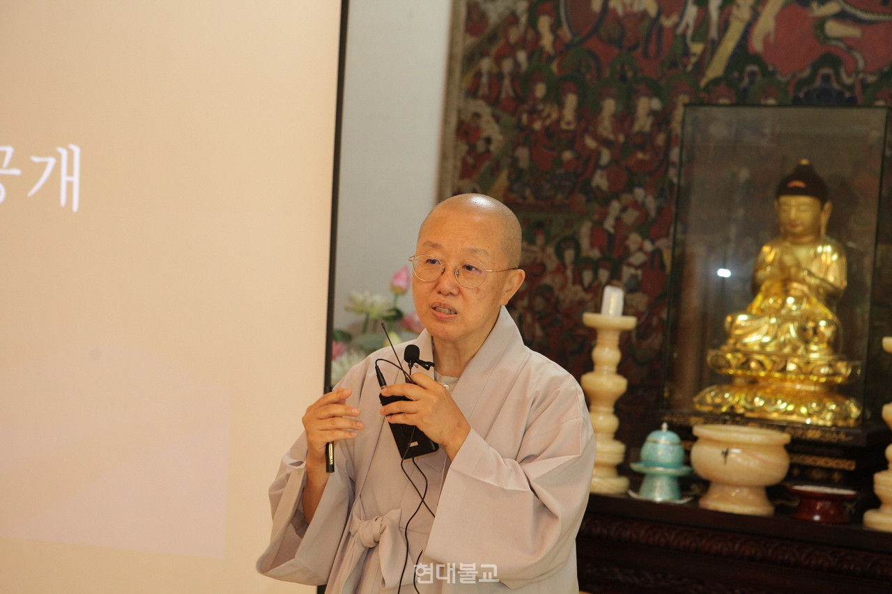 문화재 지정 필요성을 설명하는 명법 스님.