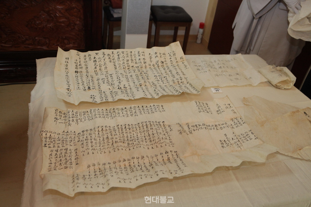 공개된 상량문과 중창기. 1669년 상량문과 1734년 중창기로 국일암의 역사를 증명한다.