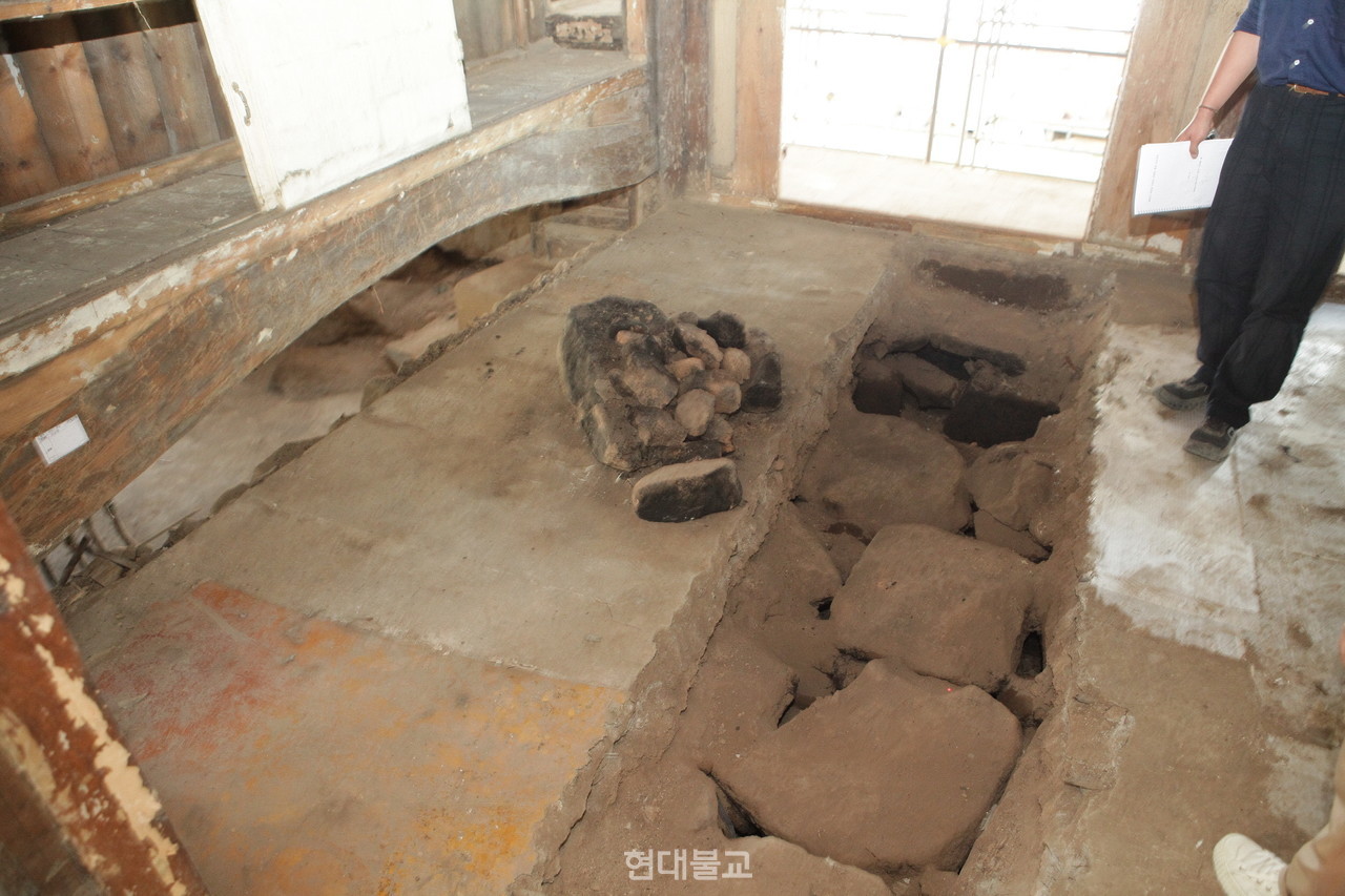 국일암 인법당 해체 과정에서 드러난 구들 유구. 수행 공간이자 생활 도량이었음을 보여준다.