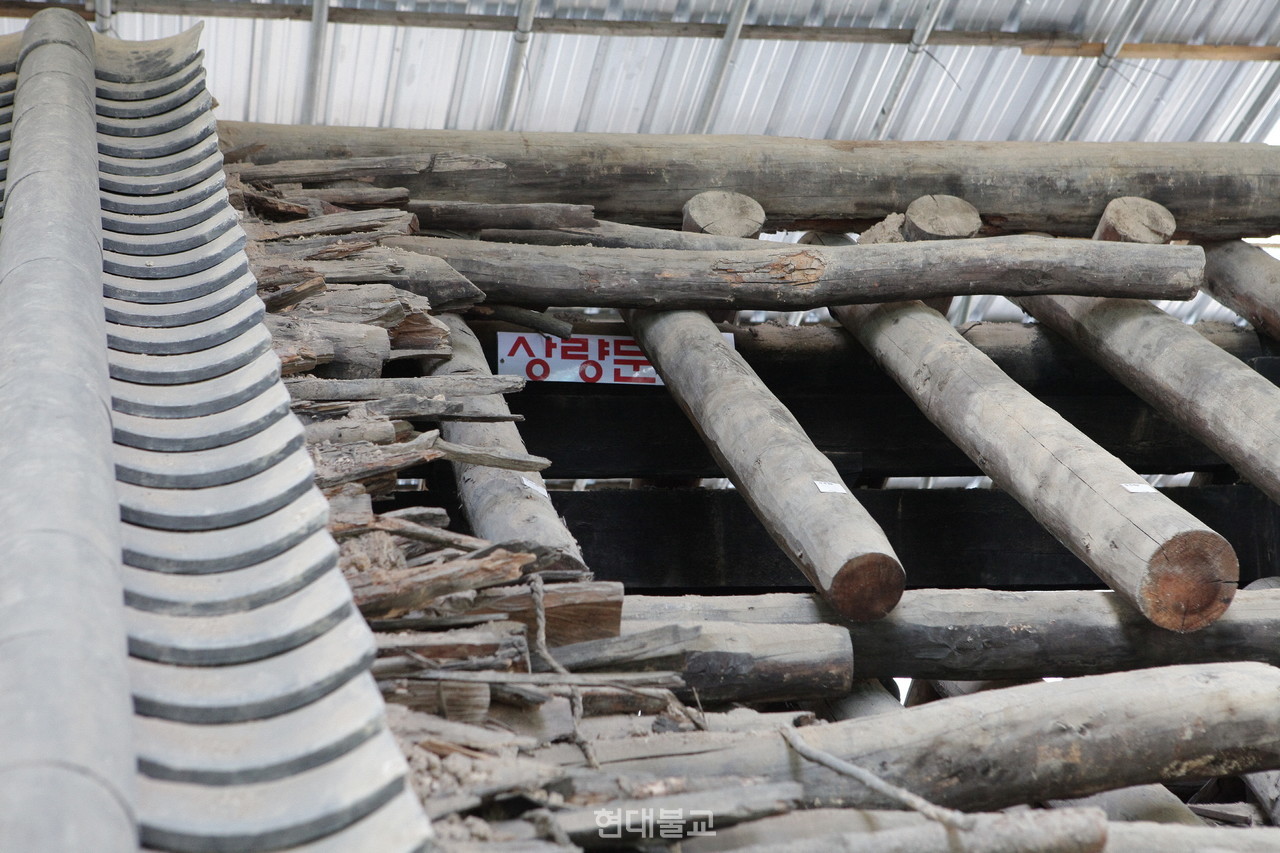 상량문이 나온 현장. 어칸 종도리 하부에 홈을 파서 보관 한 것을 발견함. 