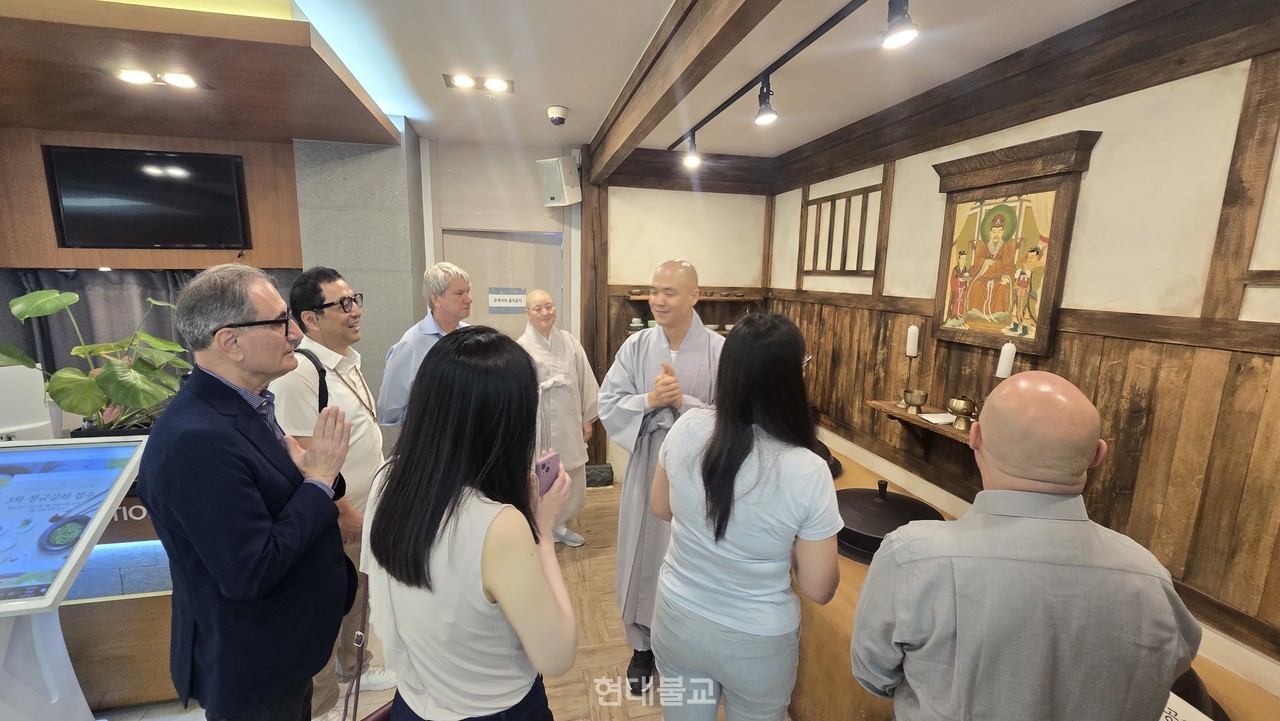 8월 19일 한국사찰음식문화체험관에서 사찰음식 국제학술심포지엄 참가자들이 전시물들을 관람하고 있다.