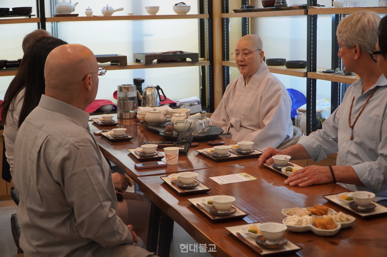 지도법사 하경 스님에게 차에 대해 설명을 듣는 참가자들.