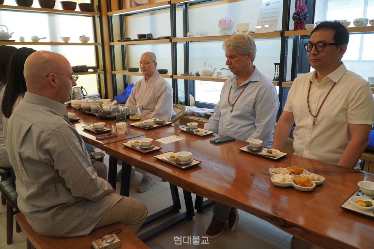 하경 스님의 지도로 다도 명상이 진행되고 있다. 